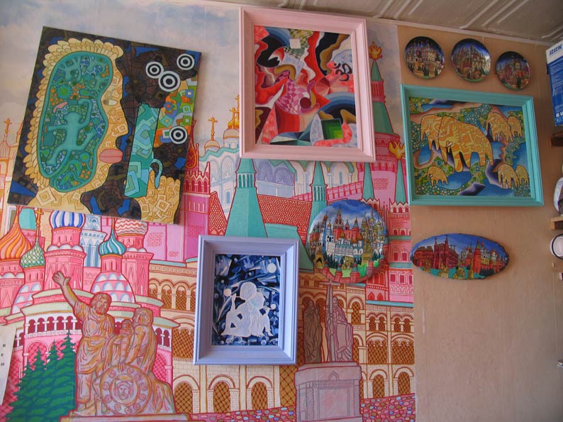 стены мастерской художника увешенны картинами