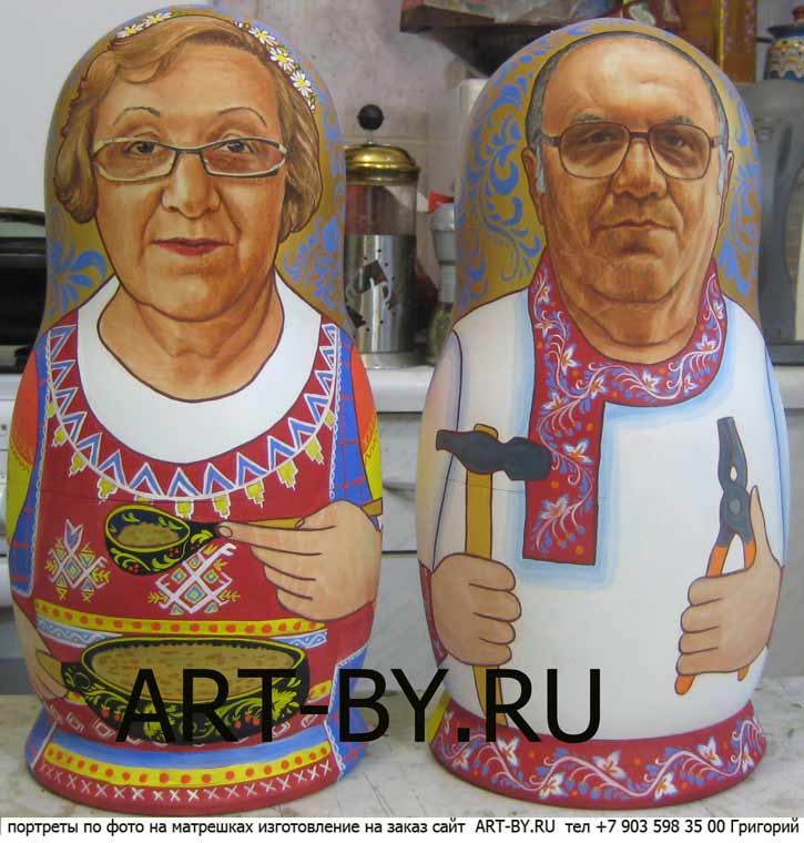 подарок бабушке и дедушке бабушка в русском сарафане а дедушка мастерит по дому с молотком